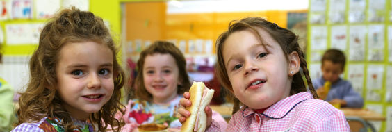 Spanske børn der spiser sandwich